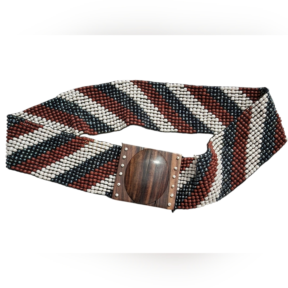 Beaded stretch belt with wooden closure